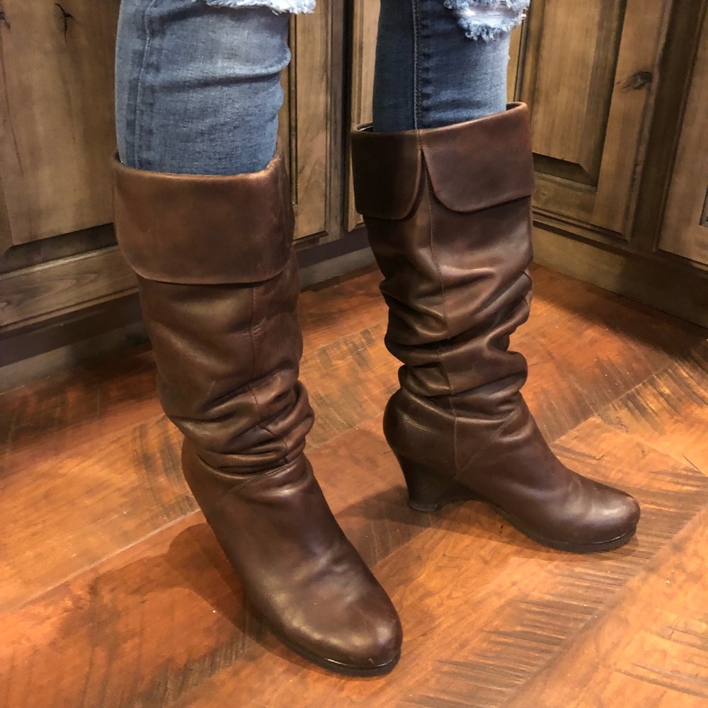 BOOT season!! Amazing vintage brown leather boots!